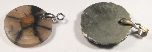Foto-Edelsteine: zwei Scheiben-Anhänger (Chiastolith und Pyrit)