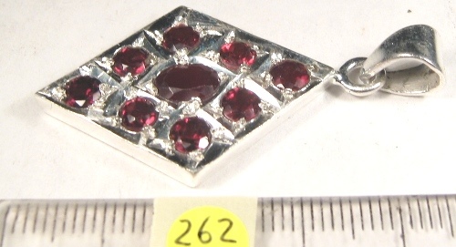 Foto Edelstein-Anhänger in Sterlingsilber: Raute mit facettierten Granaten