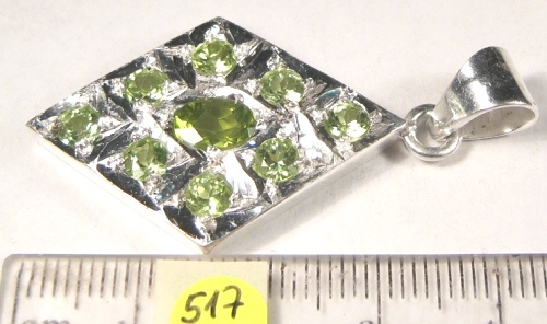 Foto Edelstein-Anh�nger in Sterlingsilber: Raute mit 9 facettierten Peridoten