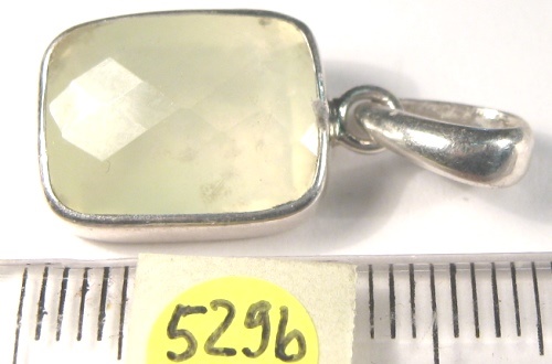 Foto Edelstein-Anhänger in Sterlingsilber: facettierter Prehnit Antik-Cabochon
