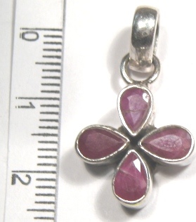Foto Edelstein-Anhänger in Sterlingsilber: Rubin-Kreuz / Kleeblatt