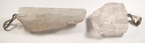 Foto Edelsteine: zwei -Kunzit-Rohstien-Anh�nger