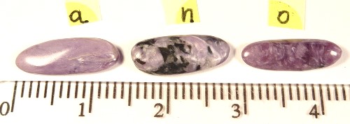 Foto Edelsteine: kleine und ovale Charoit-Cabochons