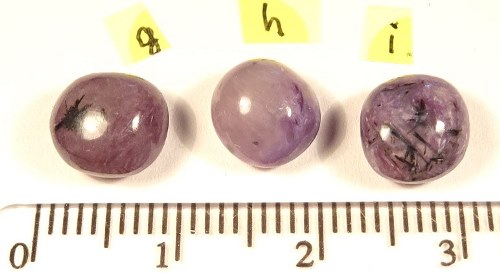 Foto Edelsteine: kleine und runde Charoit-Cabochons