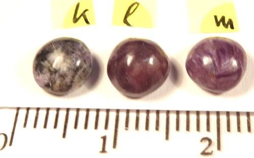 Foto Edelsteine: runde Charoit-Cabochons mit ca. 6 mm Durchmesser
