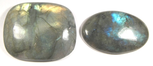 Foto Edelsteine: zwei Labradorit-Cabochons