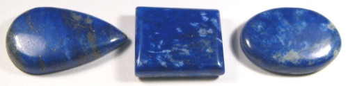 Foto Edelsteine: drei Lapislazuli-Cabochons