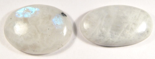 Foto Edelsteine: zwei Foto Edelsteine: zwei Regenbogenmondstein-Cabochons