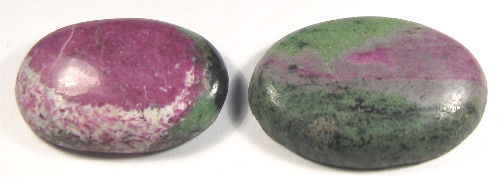 Foto Edelsteine: zwei Rubin-in-Zoisit-Cabochons