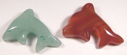 Foto Edelsteine: zwei Delphin-Lederbandteile (Aventurin und Karneol)