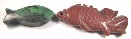 Foto Edelsteine: zwei -Fisch-Lederbandteile (Zoisit und Jaspis)