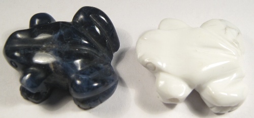Foto Edelsteine: zwei Frosch-Lederbandteile (Sodalith und Magnesit)