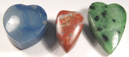 Foto Edelsteine: drei Herz-Lederbandteile (Blauquarz, Jaspis und Zoisit)