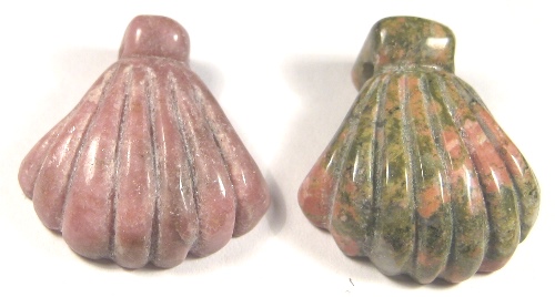 Foto Edelsteine: zwei Muschel-Lederbandteile (Rhodonit und Unakit)