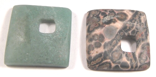 Foto Edelsteine: zwei quadratische Lederbandteile (Aventurin und Leopardenfelljaspis)