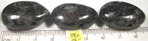 Foto Edelsteine: gebohrte Trommelsteine Cummingtonit