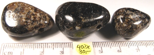 Foto Edelsteine: gebohrte Trommelsteine Dravit