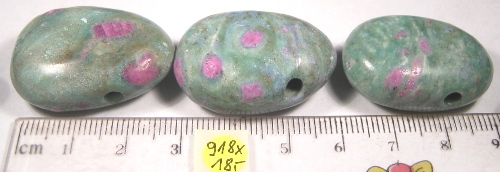 Foto Edelsteine: gebohrte Trommelsteine Rubin in Fuchsit