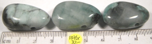 Foto Edelsteine: gebohrte Trommelsteine Smaragd