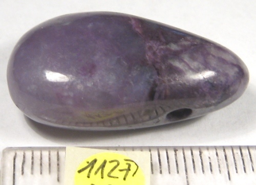 Foto Edelsteine: gebohrter Trommelstein Sugilith