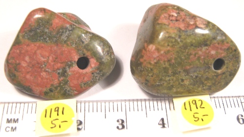 Foto Edelsteine: gebohrte Trommelsteine Unakit