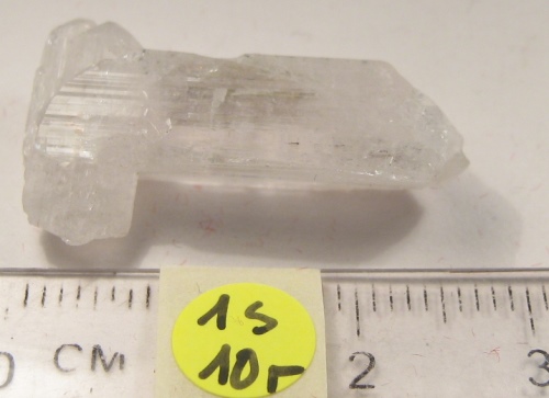 Foto Mineralien: Danburit-Kristallteil mit 2 weiteren Mini-Kristallen