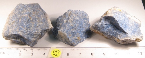 Foto Mineralien: drei Dumortierit-Rohsteine