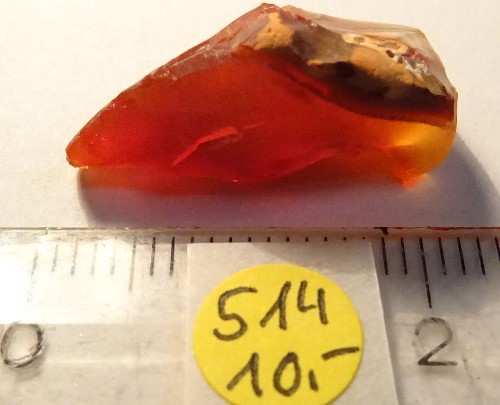 Foto Mineralien: rötlicher Feueropal-Rohstein