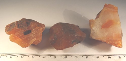 Foto Mineralien: drei Karneol-Rohsteine