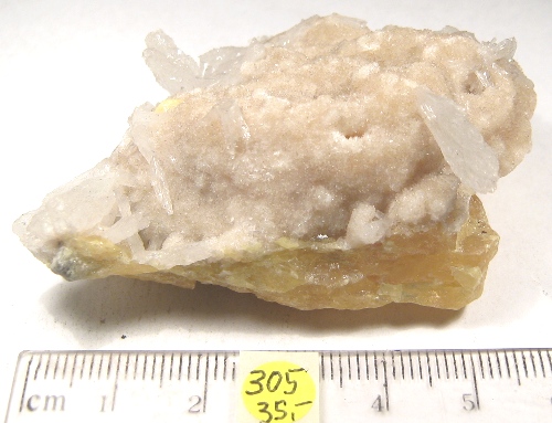 Foto Mineralien: Natrolith-Rohstein (auf Schwefel)