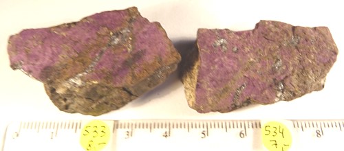 Foto Mineralien: zwei Stück Purpurit-Rohsteine