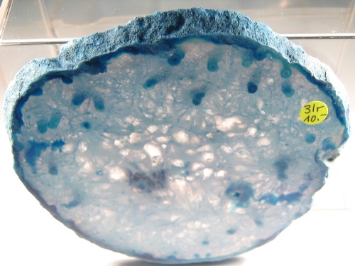Foto Mineralien: blaue Achatscheibe mit viel Quarz