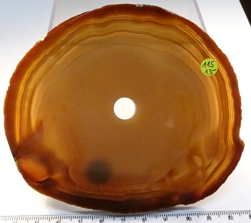 Foto Mineralien: gebohrte braune Achatscheibe