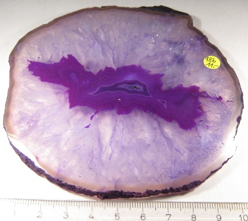 Foto Mineralien: lilafarbene Achatscheibe mit viel Quarz
