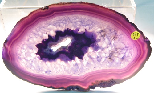 Foto Mineralien: lilafarbene Achatscheibe mit Druse
