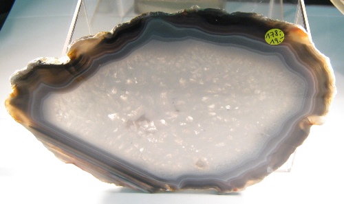 Foto Mineralien: naturfarbene Achatscheibe mit viel Quarz