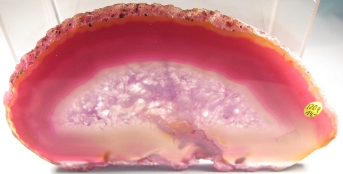 Foto Mineralien: pinkfarbene Achatscheibe mit viel Quarz