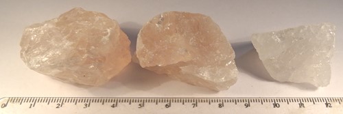 Foto Mineralien: drei kleine Rosenquarze