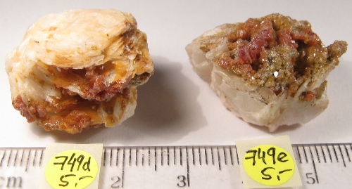 Foto Mineralien: zwei kleine Vanadinit-Rohsteine