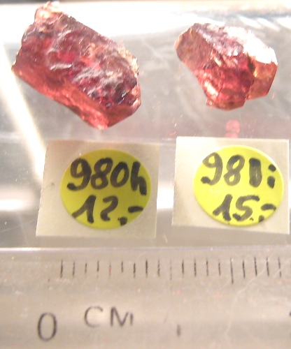Foto Mineralien: zwei rötliche Zirkon-Kristalle, rechts Zwilling