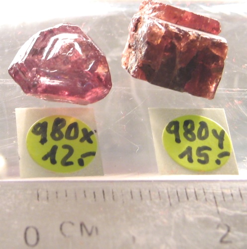 Foto Mineralien: zwei rötliche durchsichtige Zirkon-Kristalle
