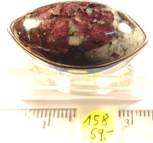 Foto Edelstein-Ringe in Sterlingsilber: Eudialyt Navette-Cabochon