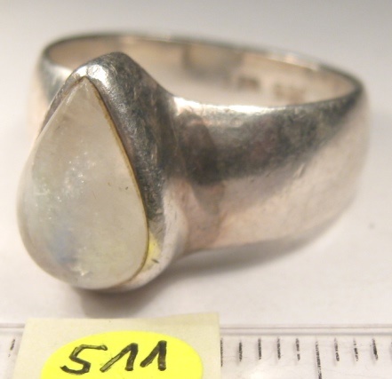 Foto Edelstein-Ringe in Sterlingsilber: spitzovaler Regenbogenmondstein-Cabochon