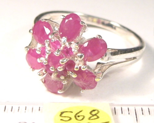 Foto Edelstein-Ringe in Sterlingsilber: facettierte Rubine in Blumenform