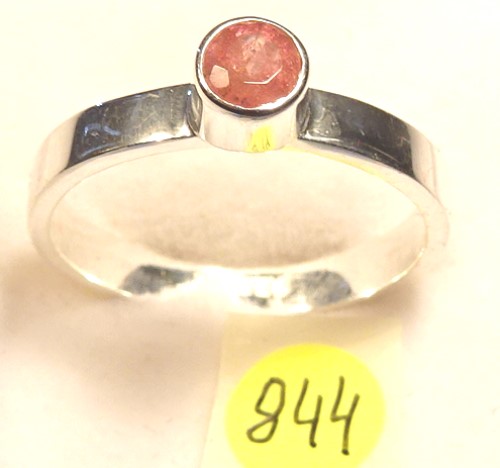 Foto Edelstein-Ringe in Sterlingsilber: rötlicher 4 mm facettierter Turmalin